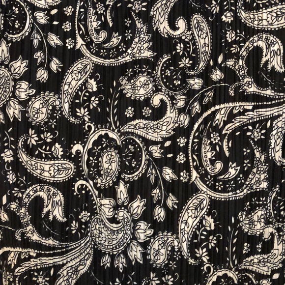 Cold shoulder tank top black and white paisley - Picture 2 of 4